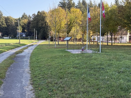 Le Thuit, mémorial de Allan W. Campbell, pilote de la Royal Canadian Air Force, dont l'avion fut abattu ici en 1944. Notre chemin continu en face.