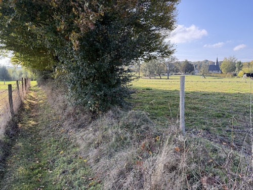 La boucle est fermée, on distingue la flèche de l'église Saint-Pierre, située près de la mairie.