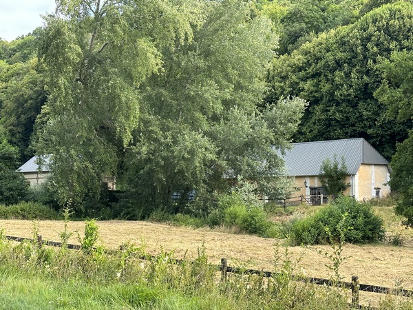 De l'autre côté de la route de Lisieux, nous voyons les vestiges de l'abbaye bénédictine Saint-Léger de Préaux. Abbaye de femmes, elle fut fondée peu après l'abbaye Notre-Dame de Préaux.