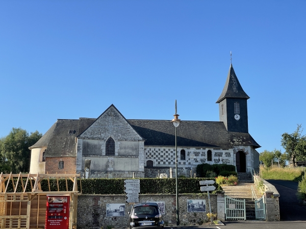Nous sommes garés sur le parking de la mairie, en face de l'église Saint-Christophe (XIIe XVIe).