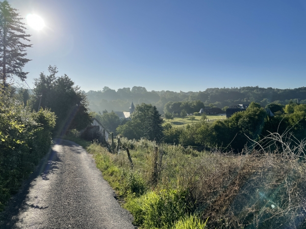 Nous montons la route de l'école, avec ici un regard arrière sur St-Christophe-sur-Condé. Condé n'est pas la rivière qui coule ici, elle s'appelle le Ruisseau  St-Christophe. Ca vient d'un mot gaulois signifiant affluent. (Wikipedia)
