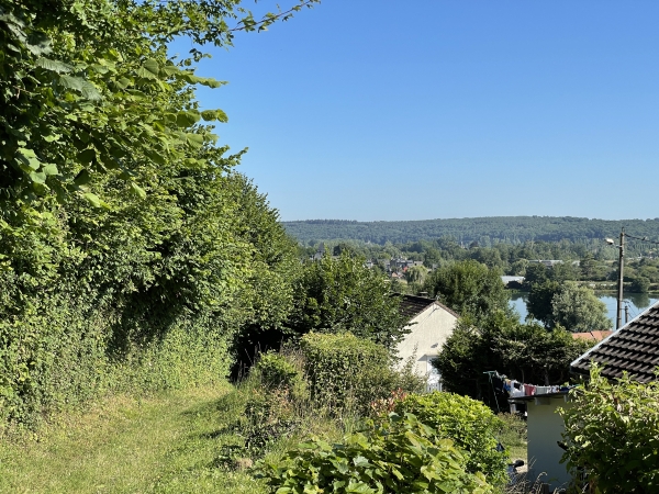 Nous descendons dans la vallée. On voit déjà les premières maisons et l'étang de St-Philbert-sur-Risle.