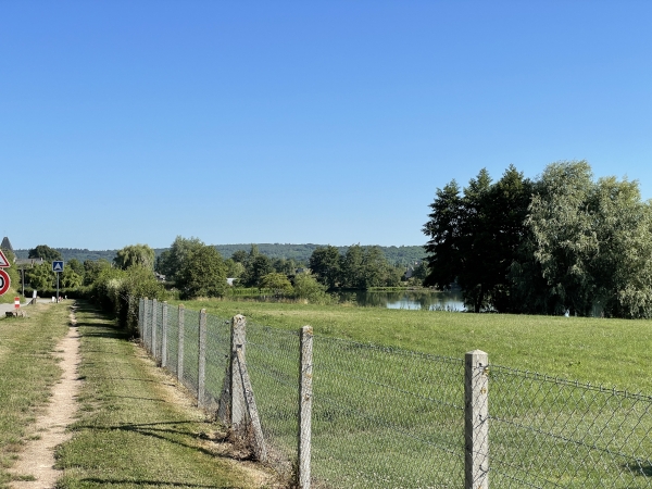 Nous marchons sur le chemin aménagé entre la D39 et l'étang.