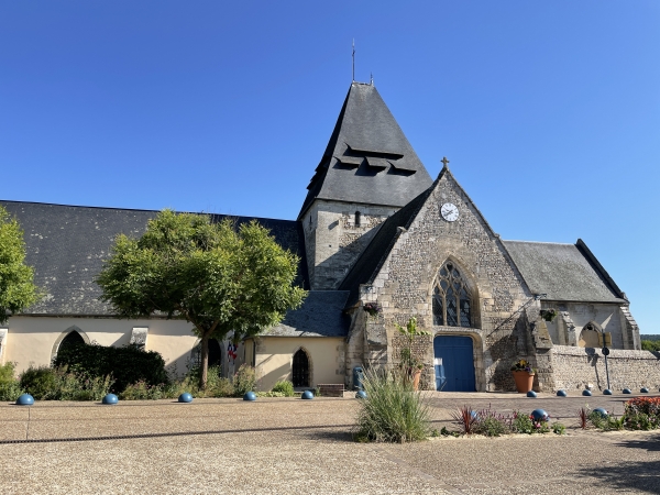 Nous arrivons devant l'église Saint-Ouen de St-Philbert-sur-Risle. A droite, la chapelle prieurale est attenante à l'église paroissiale, dont elle fait office de choeur, et avec laquelle est séparée par une porte de communication aujourd'hui obstruée (Wikipedia).