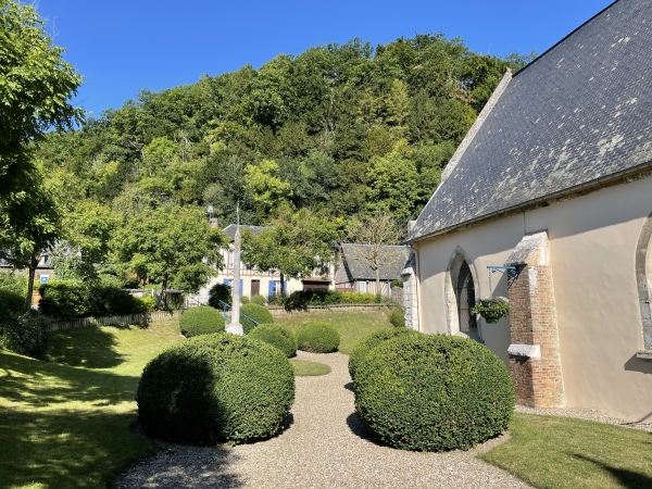 Nous longeons l'église pour rejoindre l'ancien prieuré.