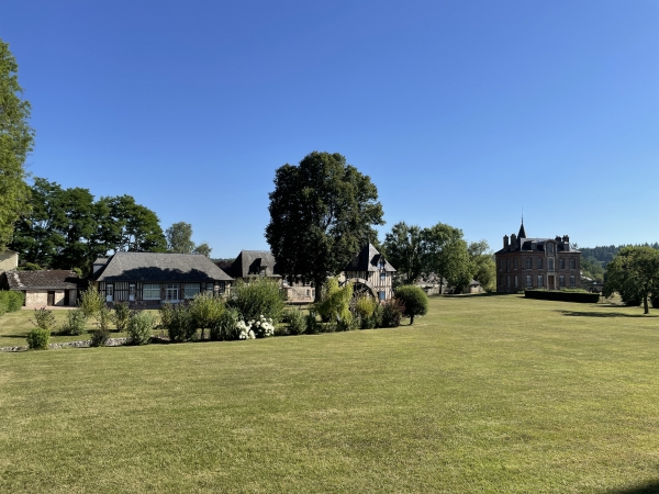 Nous arrivons dans l'enclos de l'ancien prieuré. Il dispose encore d'un logis à pan de bois avec son escalier extérieur d'époque, de son colombier du XVIIe siècle équipé d'un four à pain, et de son système hydraulique.