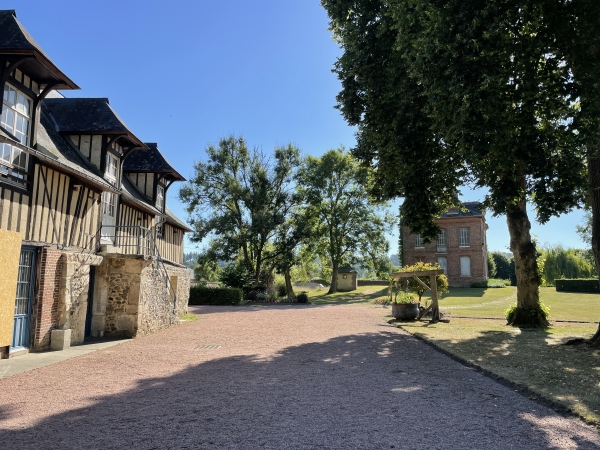 Voilà le logis à pan de bois et son escalier extérieur. Le manoir derrière a été construit quand l'ancien prieuré est devenu une habitation privée. L'ensemble appartient désormais à la commune.