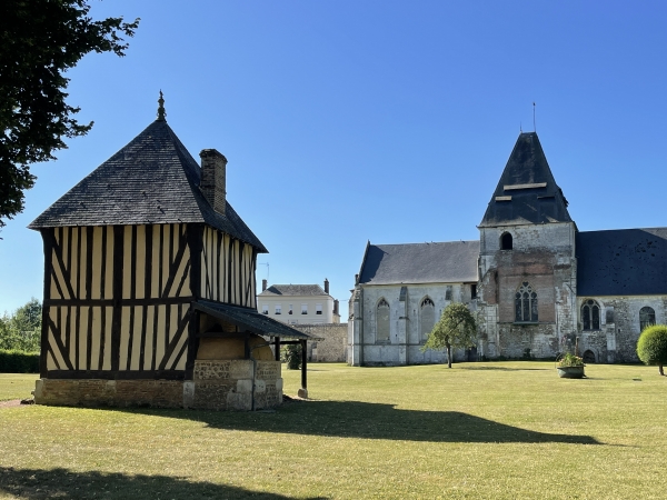 Voilà le colombier et le four à pain. D'autres photos sont dans l'album de la rando.