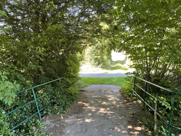 Nous franchissons le ruisseau Saint-Christophe, et allons tourner à gauche vers le village.