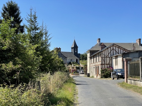 Nous entrons dans Saint-Christophe-sur-Condé. Un ancien lavoir a été mis en valeur au centre du bourg (photo dans l'album).