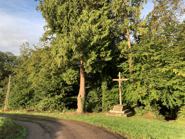 Nous sortons du bourg et passons devant le calvaire. Tout à l'heure, nous surgirons de la trouée que l'on devine à droite pour boucler notre circuit.