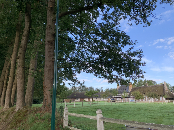 Toujours au Fys, cette grande chaumière n'a conservé qu'une partie de son clos masure.