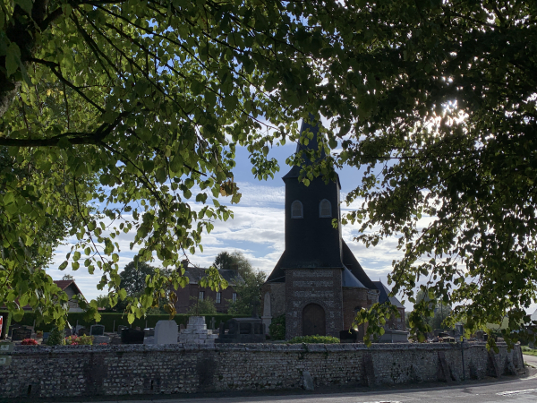 Nous voilà de retour à Cideville. Ici l'église Saint-Eloi (XIIe XVIIe XVIIIe). Le lambris du choeur serait un don de Voltaire à son ami Pierre-Robert Le Cornier de Cideville.