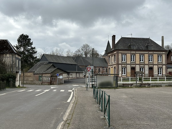 Nous partons du grand parking qui se trouve au centre du bourg, et prenons la direction du nord.&nbsp;