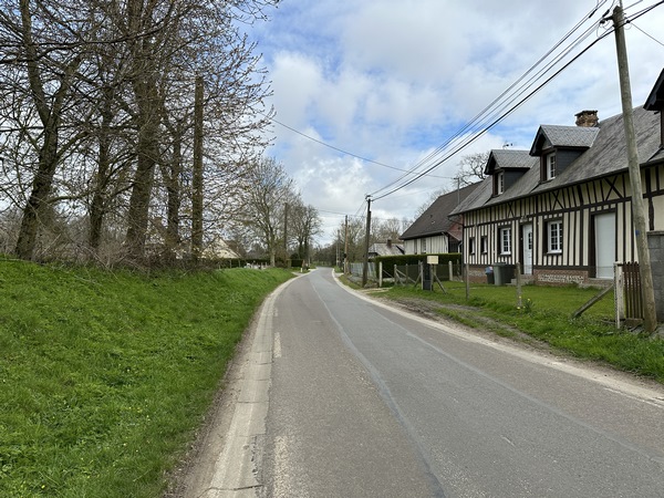 Nous suivons la route de l'Abbaye (D55). Prudence si vous êtes accompagnés d'enfants, il n'y a pas d'accotement aménagé, comme on le voit.