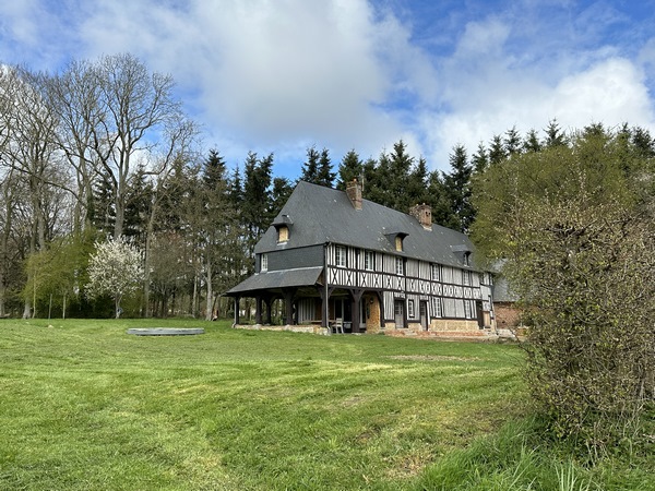 Nous passons devant l'ancienne auberge de la Botte qui&nbsp;appartenait à l'Abbaye. C'est là que se tenaient deux grandes foires commerciales à la Saint Mathias et à la Saint Michel.