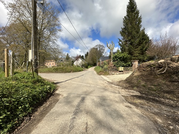 Au niveau de l'ancien relais de poste, nous quittons la D55 pour prendre la route de Berville.