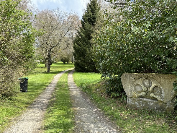 L'ancienne abbaye d'Ouville est peu visible : c'est une propriété cachée derrière ses haies et ses arbres. Voici son entrée.