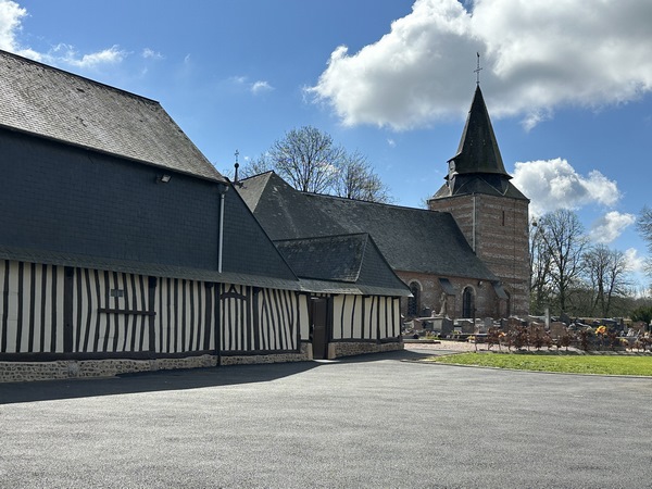 Nous voilà de retour à Ouville, au niveau de l'église Saint-Martin.