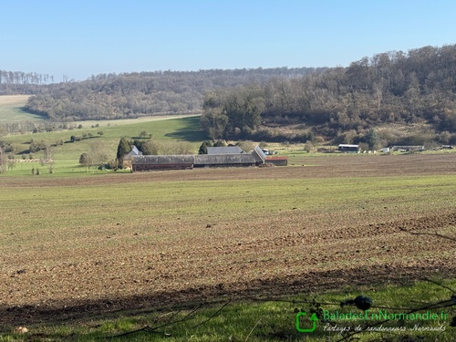 Dans le vallon en dessous, on peut voir la ferme de la Croix.