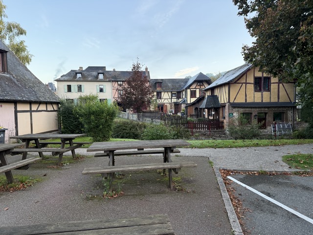 Nous partons de la place Flaubert, au cœur du bourg de Ry, et prenons la direction de la Grand Rue pour traverser le Crevon.