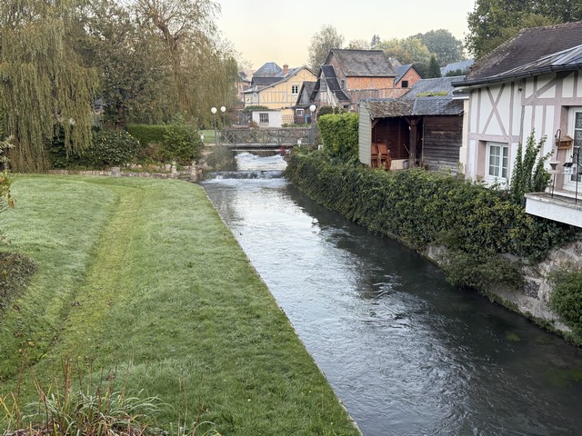 Coup d'œil sur le Crevon au cœur de Ry.