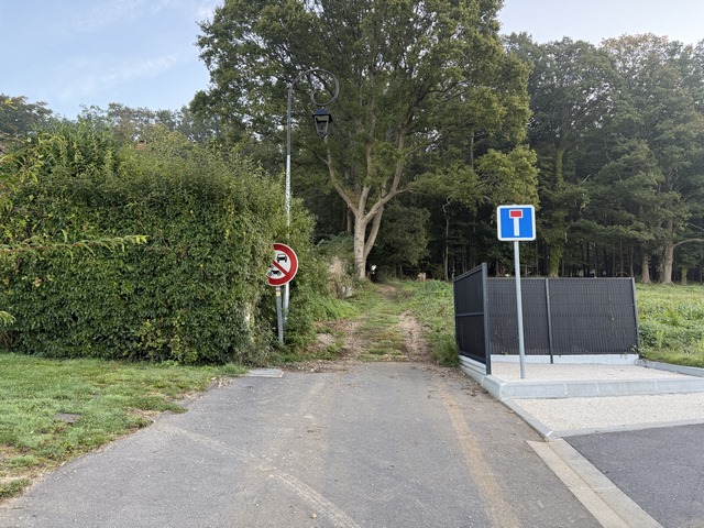 Nous sortons du bourg et montons le sentier du Bel Event en direction du hameau du Puits.