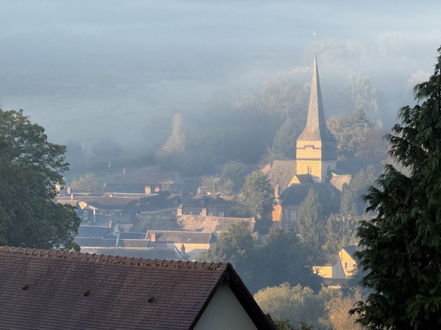 Coup d'œil arrière avec le zoom vers Ry au soleil levant.