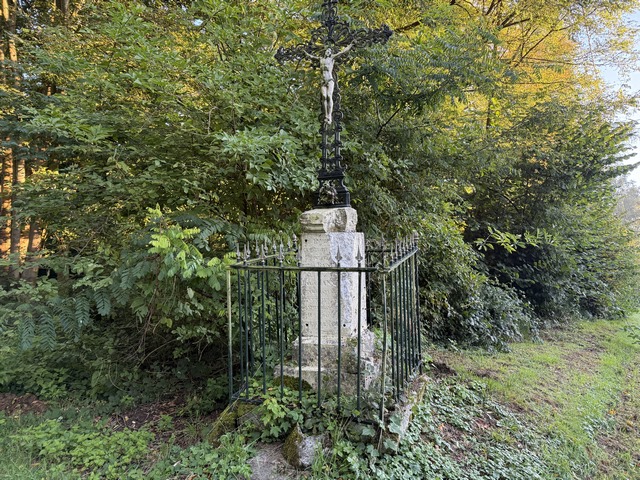 Nous rejoignons le chemin de la Bouleautière au niveau de ce calvaire. Il a été érigé à la fin du XIXe siècle, en mémoire de Louis Hannier assassiné en ce lieu.