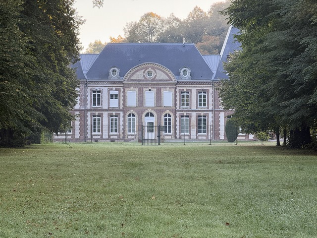 Nous passons devant le château des Ventes (XVIIIe) qui accueillait un parc d'attraction "Maquiparc" dans les années 50-70, puis est devenu un centre éducatif fermé (CEF) pour l'accueil de 8 délinquants...