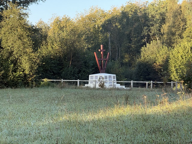 A la sortie du hameau des Ventes, on distingue le monument érigé en mémoire du maquis des Diables Noirs, initié par les frères Raoul et Henri Boulanger.
