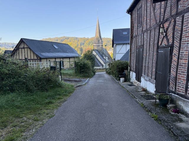 Entrée dans Saint-Denis-le-Thiboult par le chemin de la Messe. En face, l'église Saint-Denis (XIIIe XIXe).