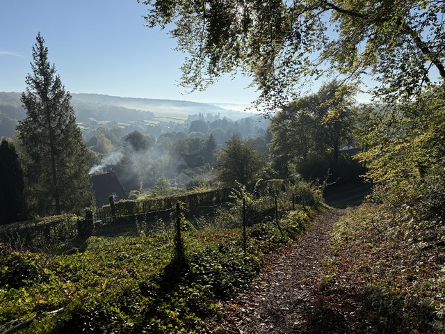 Nous montons maintenant vers les Pâtures du Mont Ecaché. Regard arrière vers Saint-Denis-le-Thiboult.