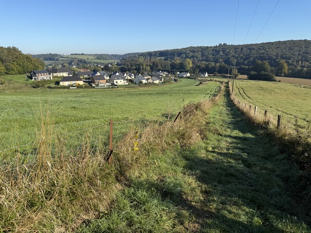 Après le hameau du Mont Ecaché, nous descendons vers Ry. Par curiosité, regardez dans l'album l'évolution de cette entrée de Ry depuis nos premières photos de 2002.