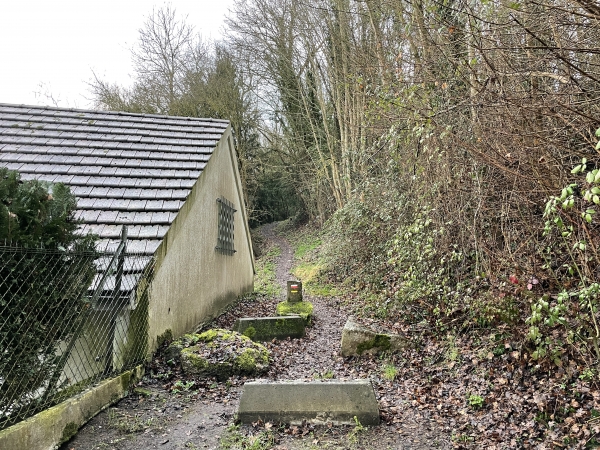 La rue de l'Eglise devient chemin après les dernières maisons. Comme on le voit aux balises, nous sommes sur une variante du GR2, et notre itinéraire est balisé de jaune.
