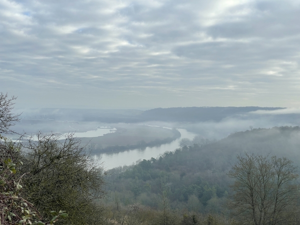 Nous retrouvons le GR2 sur le Sentier des Azurés. Le panorama sur la vallée de la Seine reste époustouflant, même en janvier.