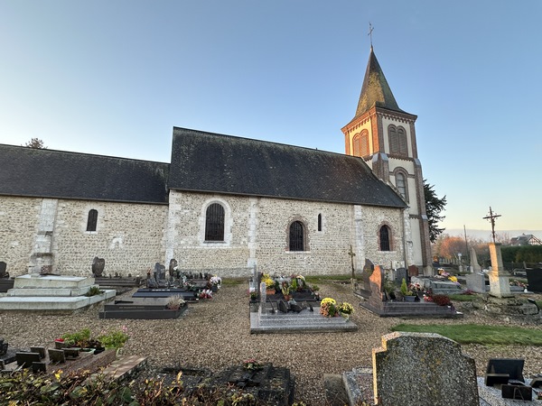 Je pars du grand parking qui jouxte l'église Saint-Blaise (XIIe) de Valletot. A noter, le bar (restaurant - traiteur - dépôt de pain - vente à emporter) en face du parking, et une table de pique-nique.