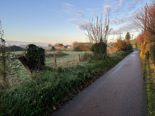 Je commence par suivre la longue rue qui traverse Valletot jusqu'au hameau des Cauvins. Dans l'album de la rando, répertoire 2009, on peut voir la carte au 1/25000 scannée du tracé d'origine ce circuit. On peut remarquer les changements avec ce nouveau tracé, et l'augmentation du nombre de chemins.