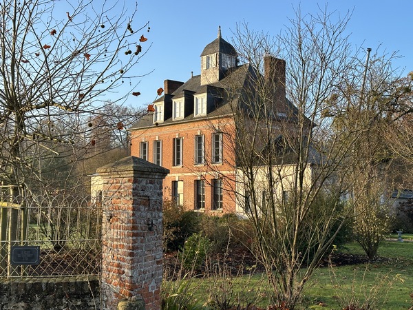 Au hameau du Quesney, on peut remarquer cette maison surmontée d'une vigie ! Qui a fait construire cet observatoire ? Un chasseur ? Un astronome ? Un jaloux ? Un curieux ?