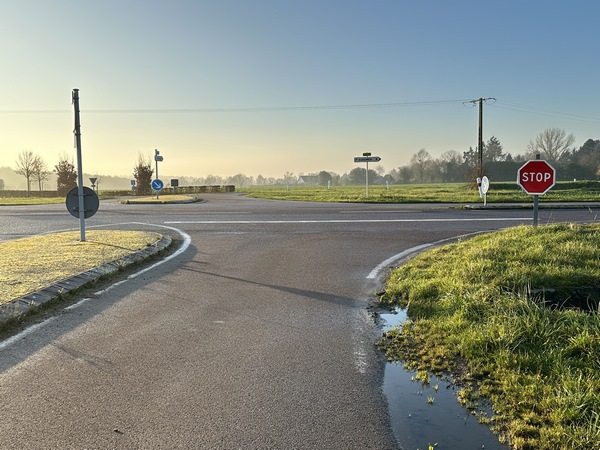 Je me prépare à traverser la D675. Prudence, c'est une route fréquentée, et le carrefour n'est pas aménagé pour les piétons. Avant la construction de ce carrefour, nous traversions par le chemin de la Valéserie. Impossible désormais en raison d'un terre-plein central sur la D675.