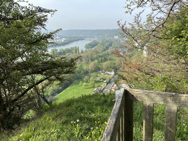Un belvédère a été aménagé derrière les ruines, avec cette vue sur la vallée de la Seine. Le château surveillait la navigation en Seine, comme ses cousins le château de Robert le Diable et Château Gaillard.