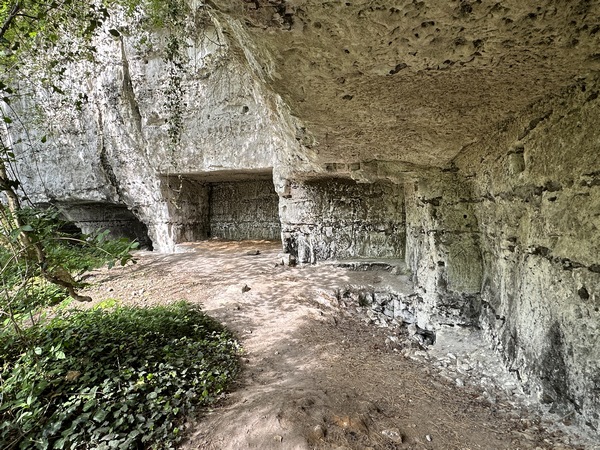 Des habitations du village il ne reste que les grottes, mais il faut les imaginer avec les murs qui complétaient l'habitation, les jardins, et la vie d'un village.&nbsp;