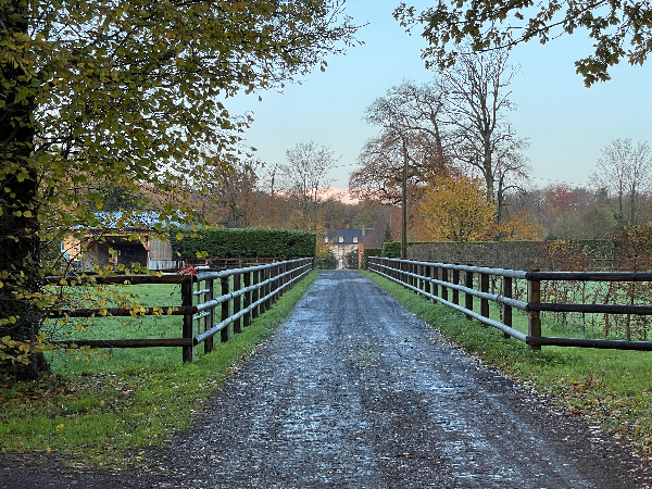 Sur le chemin, on peut apercevoir le manoir du Breuil au bout de son allée.