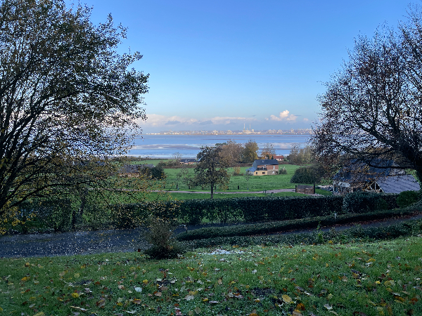 Coup d'œil sur l'estuaire de la Seine depuis le chemin.