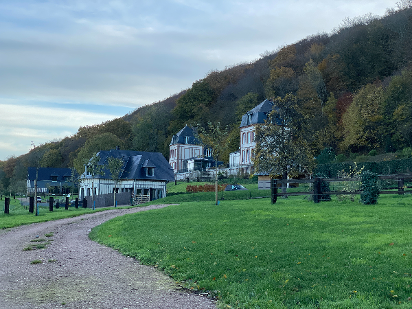 Dans la descente, nous longeons les Pavillons.