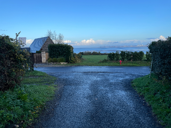 Arrivés sur la D513, nous allons la suivre à gauche sur quelques mètres.