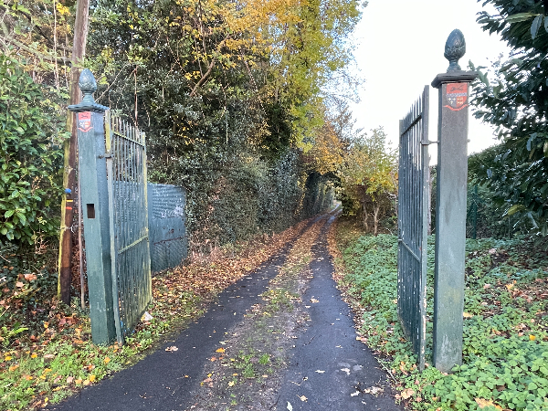 Notre chemin suivant semble celui d'une propriété. C'était l'entrée du domaine de la Mare aux Loups, mais il est désormais public, comme l'indiquent les balises à gauche.