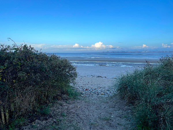 Le chemin débouche sur la plage de la Côte de Grâce, en face du Havre.