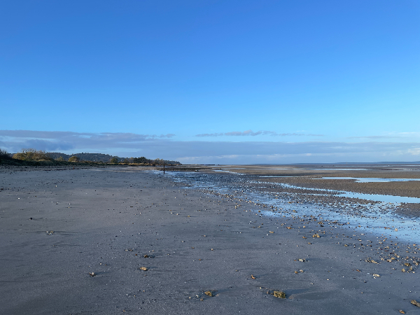 La mer ne monte pas de manière régulière, elle remplit d'abord les dépressions, en isolant de larges bancs de sable.