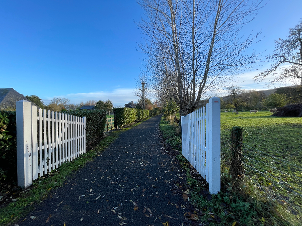 A nouveau un chemin qui ressemble à celui d'une propriété, mais nous sommes bien sur le GR223.